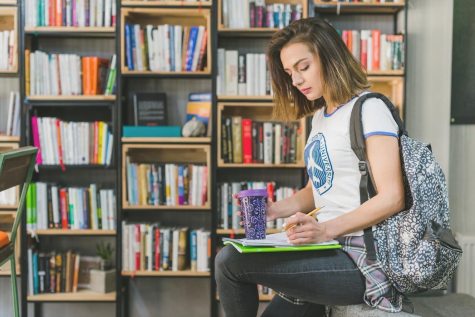 Estudiantes analizando datos financieros en sesión de formación